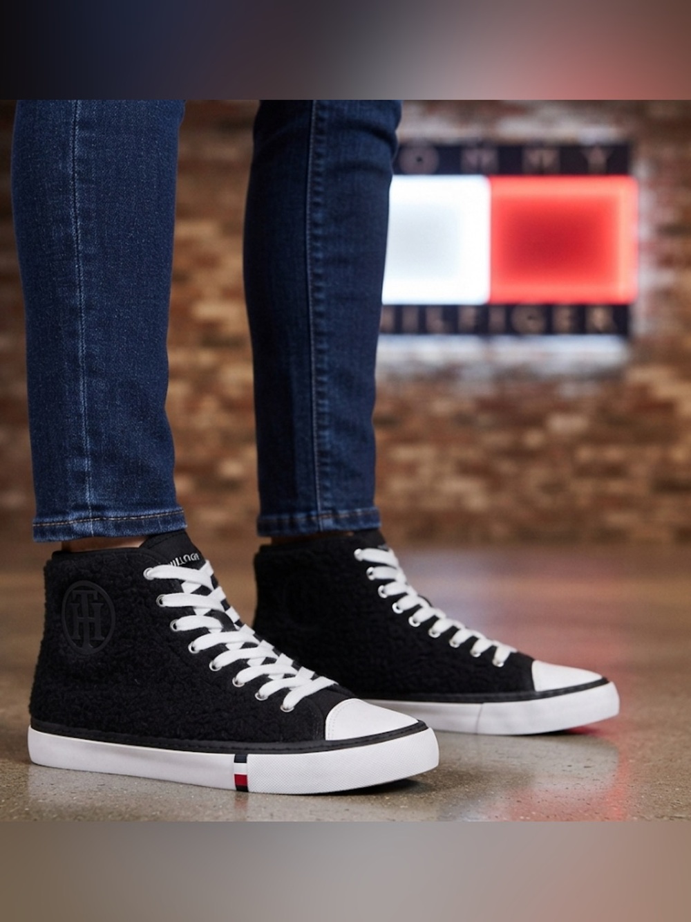 New authentic Tommy Hilfiger designer woman’s sneakers sz 6 Display